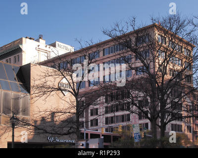 In Syracuse, New York, USA. November 10, 2018. Blick auf Salina Straße in der Innenstadt von Syracuse, New York mit dem Atrium Shopping Complex und der historischen Ono Stockfoto