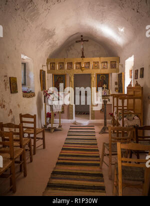 In einem kleinen Felsen Kirche in der Peloponnes, Griechenland Stockfoto