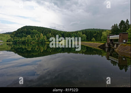 Nebligen Landschaft in Sösestausee, Riefensbeek-Kamschlacken,Harz,Germany.Sösestausee Im Nebel Und Regen, Harz. Stockfoto