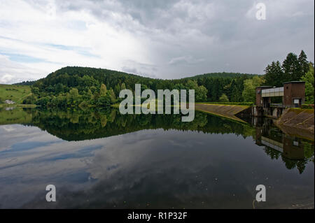 Nebligen Landschaft in Sösestausee, Riefensbeek-Kamschlacken,Harz,Germany.Sösestausee Im Nebel Und Regen, Harz. Stockfoto