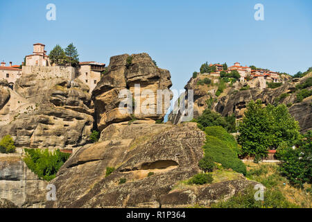 Die riesigen Felsen mit christlich-orthodoxen Klöster am Morgen über dem Tal in der Nähe von Meteora Kalambaka, Thessalien, Griechenland Stockfoto