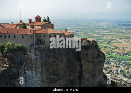 Die riesigen Felsen mit christlich-orthodoxen Klöster am Morgen mit Meteora Tal im Hintergrund in der Nähe von Kalambaka, Thessalien, Griechenland Stockfoto