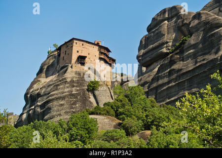 Die riesigen Felsen mit christlich-orthodoxen Klöster am Morgen über dem Tal in der Nähe von Meteora Kalambaka, Thessalien, Griechenland Stockfoto