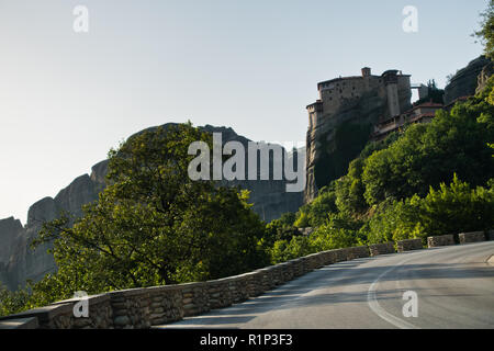 Die riesigen Felsen mit christlich-orthodoxen Klöster bei Sonnenuntergang über dem Tal in der Nähe von Meteora Kalambaka, Thessalien, Griechenland Stockfoto