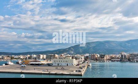 Volos Hafen- am Morgen mit Pilion Berg im Hintergrund, Griechenland Stockfoto