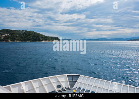 Fähre zur Insel Skiathos mit dramatischen Wolken über die Ägäis in Griechenland Stockfoto