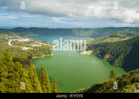 Anzeigen von Sete Cidades Seen von der Ungezwungenheit Monte Palace Hotel in Miradouro Da Vista do Rei, Sao Miguel, Azoren, Portugal Stockfoto