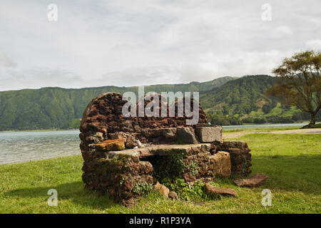 Alte Steinbank im Park neben Lagoa Azul in Sete Cidades, Sao Miguel Insel, Azoren, Portugal. Stockfoto