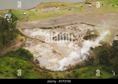 Ansicht von oben: caldeiras an Fumarolas da Lagoa das Furnas vom Aussichtspunkt Miradouro do Pico Ferro auf Sao Miguel, Azoren, Portugal Stockfoto