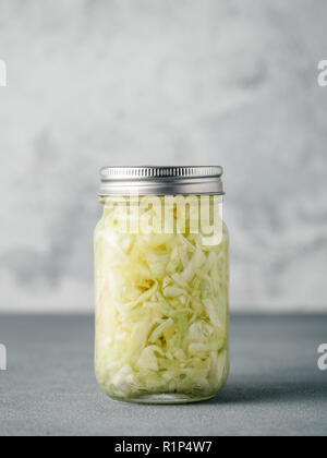 Sauerkraut in Glas Marmeladenglas. Beizen Kohl zu Hause auf dem Tisch. Die besten natürlichen probiotic. Hausgemachte Kraut., kopieren Platz für Text. Vertikale. Stockfoto