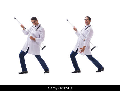 Junger Arzt Arzt ständigen Wandern auf weißem Hintergrund Stockfoto