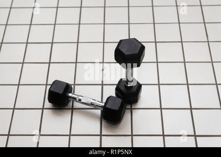 Gummi kurzhantelstange Gewichte heben Workout. Fitness und Bewegung enthusiast Hintergrund. Stockfoto