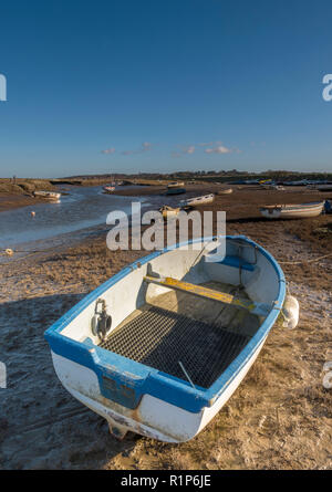 Morston Kai und Creek in atmosphärischen North Norfolk. Kleine Boote auf alte hölzerne Stege und Pontons auf einem hellen herbstlichen Tag günstig Stockfoto