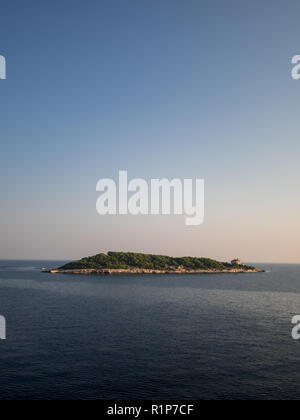 Insel Host auf der Adria in der Nähe der Insel Vis in Kroatien am sonnigen Morgen Stockfoto