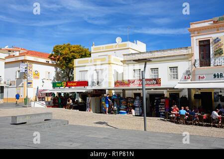 Straßencafés und Geschäfte auf dem Hauptplatz in der Altstadt während der Morgen, Albufeira, Algarve, Portugal, Europa. Stockfoto