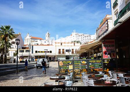 Straßencafés auf dem Hauptplatz in der Altstadt, Albufeira, Algarve, Portugal, Europa. Stockfoto