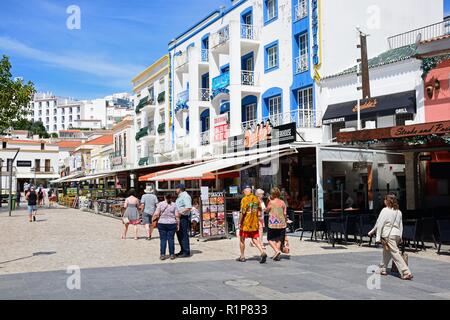 Straßencafés auf dem Hauptplatz in der Altstadt mit Touristen vorbei, Albufeira, Algarve, Portugal, Europa. Stockfoto