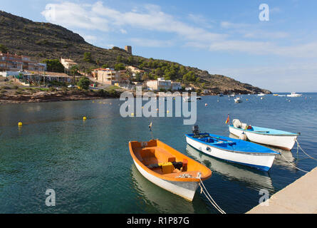 La Azohia Murcia, Spanien mit Booten durch das Meer, das Dorf in der Nähe von La Isla Plana und zwischen Puerto de Mazarron und Cartagena entfernt Stockfoto