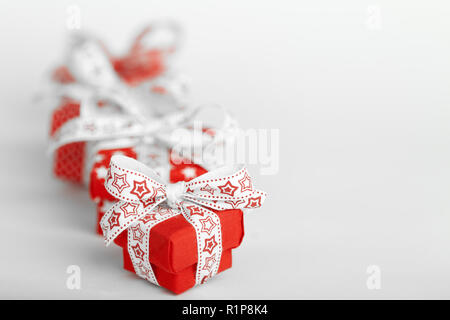 Red christmas Geschenkboxen auf weißem Hintergrund Stockfoto