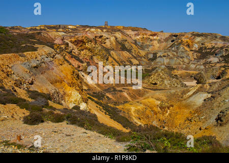 Blick über das "Große" im Tagebau Grube bei Parys Mountain Kupfermine, Holyhead, Anglsey, Wales. Juli. Stockfoto