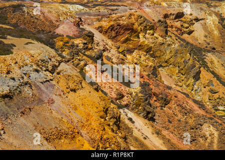 Blick über das "Große" im Tagebau Grube bei Parys Mountain Kupfermine, Holyhead, Anglsey, Wales. Juli. Stockfoto