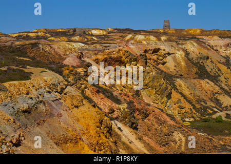 Blick über das "Große" im Tagebau Grube bei Parys Mountain Kupfermine, Holyhead, Anglsey, Wales. Juli. Stockfoto