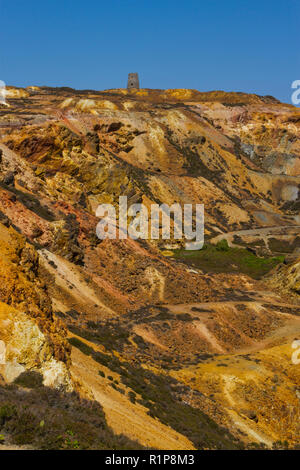 Blick über das "Große" im Tagebau Grube bei Parys Mountain Kupfermine, Holyhead, Anglsey, Wales. Juli. Stockfoto