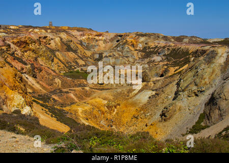 Blick über das "Große" im Tagebau Grube bei Parys Mountain Kupfermine, Holyhead, Anglsey, Wales. Juli. Stockfoto