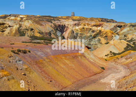 Blick über das "Große" im Tagebau Grube bei Parys Mountain Kupfermine, Holyhead, Anglsey, Wales. Juli. Stockfoto