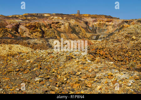 Blick über das "Große" im Tagebau Grube bei Parys Mountain Kupfermine, Holyhead, Anglsey, Wales. Juli. Stockfoto