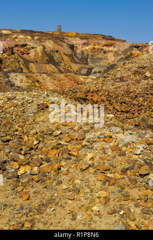 Blick über das "Große" im Tagebau Grube bei Parys Mountain Kupfermine, Holyhead, Anglsey, Wales. Juli. Stockfoto