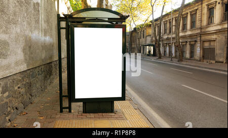 Bushaltestelle in der Stadt mit leeren weißen mock up banner für Werbung, klare Information der Öffentlichkeit im urbanen Umfeld im sonnigen Sommertag, leere Plakatwand Stockfoto
