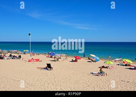 Touristen entspannen am Strand, Praia da Rocha, Portimao, Algarve, Portugal, Europa. Stockfoto