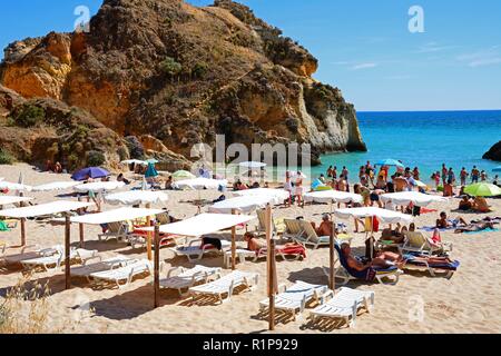 Touristen entspannen am Strand und im Meer, Praia da Rocha, Portimao, Algarve, Portugal, Europa. Stockfoto