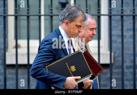 Julian Smith MP (Konservative Chief Whip) und Geoffrey Cox MP (Attourney Allgemein) verlassen in Downing Street, London, UK, nach einer Kabinettssitzung 13/11 Stockfoto