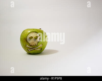 Green Apple mit gravierten Schädel, repräsentatives Bild von der Verwendung von GVO-Stoffe in Lebensmitteln Stockfoto