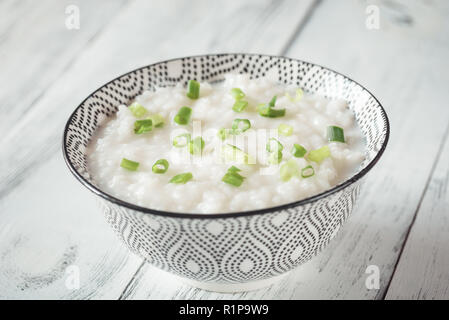 Schüssel congee - asiatische Reisbrei Stockfoto