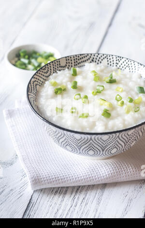 Schüssel congee - asiatische Reisbrei Stockfoto