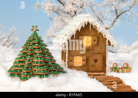 Schöne essbare Lebkuchen cookie Haus in einer verschneiten Landschaft - kann als Vorlage für das Baby Composites verwendet werden. Stockfoto