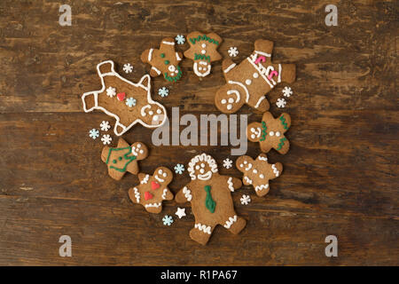 Bunte Lebkuchen Cookies auf einen alten Holztisch Stockfoto