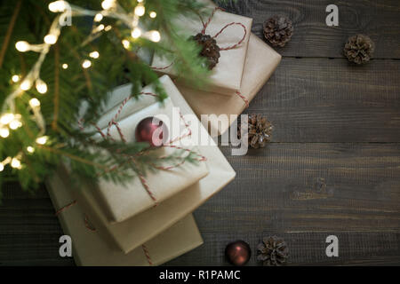 Neues Jahr Weihnachten Geschenke unter dem Baum. Blick von oben. Boxing Day. Stockfoto