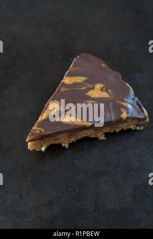 Schokoladenkuchen mit Peanut butter Creme Layer Stockfoto