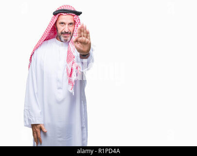 Senior arabischen Mann mit kufiya über isolierte Hintergrund tun halt Singen mit der Hand. Warnung Ausdruck mit Negativen und schweren Geste Stockfoto