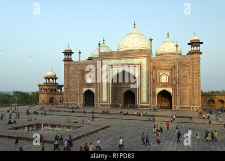 Ein roter Sandstein Moschee Gesichter Mekka, in der Nähe des Taj Mahal, die berühmten weißen Marmor Mausoleum von Großmogul Shah Jahan erbaut, in Agra, Indien. Stockfoto