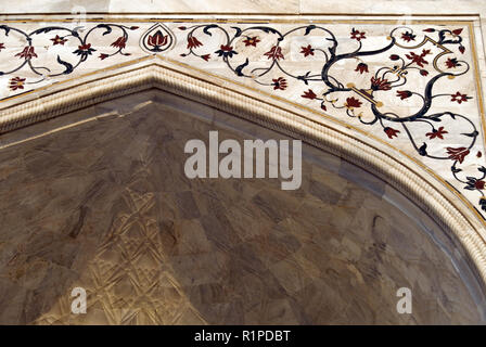 Florale Muster in Pietra Dura, ein marmoreinlage Technik, das Äußere des Taj Mahal in Agra, Indien dekorieren. Stockfoto