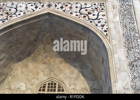 Florale Muster und arabische Kalligraphie in Pietra Dura, ein marmoreinlage Technik, das Äußere des Taj Mahal in Agra, Indien dekorieren. Stockfoto