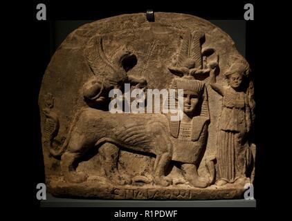 Stele von Gott Tutu. Kalkstein. Griechische Inschrift auf der Basis der Stele zeigt den Göttern Tutu und Athena/Neith. Tutu erscheint als schreitenden Sphinx. Sein Kopf ist in frontaler Ansicht gerendert, das Tragen der nemes Kopf - Kleid und Tni Krone mit der Hathor Krone, und eine Kobra in Vor, deren Körper hinter den Pfoten der Sphinx wogt gekleidet. Der Griffin von Petbe/Nemesis Holding ein Oval mit zwei gekreuzte Pfeile, sowie ein palm Niederlassung in eingeschnittenen Relief erzeugt. 117-138 AD. Hadrian Ära (Römische Herrschaft). Kunsthistorisches Museum. Wien. Österreich. Stockfoto