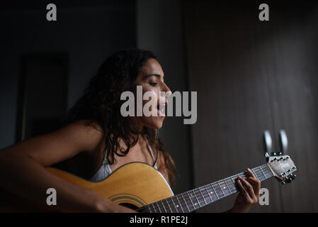 La Lovo, Sänger und Songwriter aus Medellin, Kolumbien Stockfoto