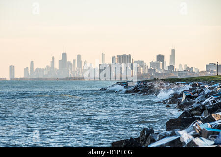 Skyline von Chicago und Ufer von Lake Michigan vom Campus der Northwestern University in Evanston Stockfoto