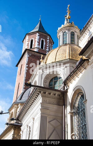 Kathedrale auf dem Wawel in Krakau. Blick auf das 11. Jahrhundert Royal Archcathedral Basilika des heiligen Stanislaus und Wenzel. Schöne Fassade, goldenen Kuppel Stockfoto